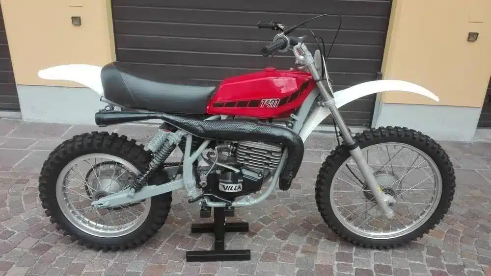 Restaurierte 1976 TGM 250 Cross Motore Villa, Seitenansicht mit rotem Tank, Offroad-Bereifung und Handschaltung.