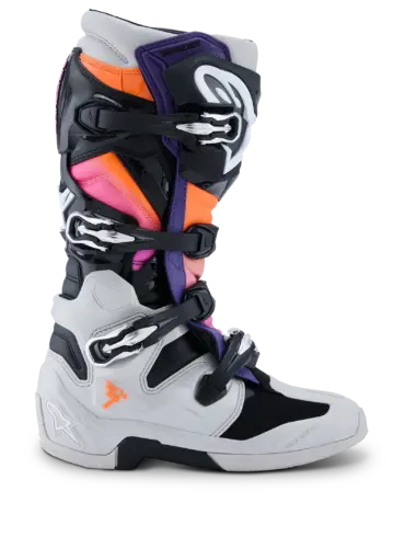 Seitenansicht des Alpinestars Tech 7 Stiefels in Schwarz, Grau, Orange und Magenta, entwickelt für maximalen Offroad-Schutz.