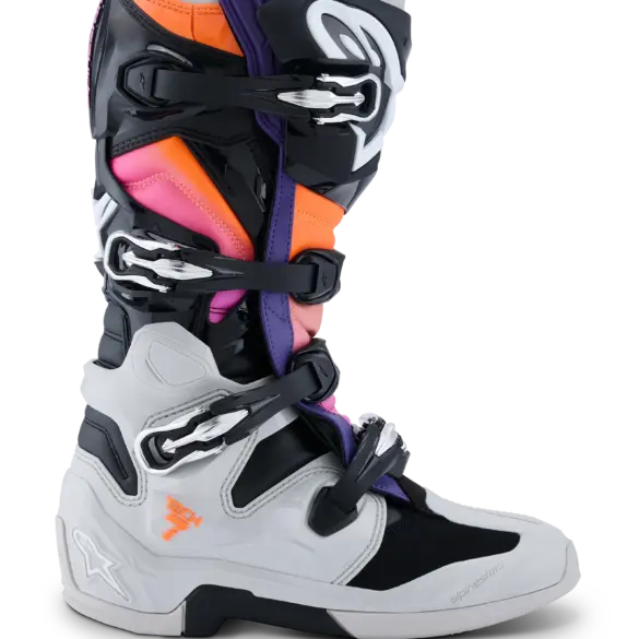 Seitenansicht des Alpinestars Tech 7 Stiefels in Schwarz, Grau, Orange und Magenta, entwickelt für maximalen Offroad-Schutz.