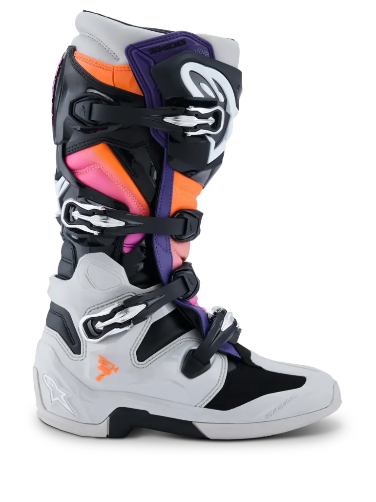 Seitenansicht des Alpinestars Tech 7 Stiefels in Schwarz, Grau, Orange und Magenta, entwickelt für maximalen Offroad-Schutz.