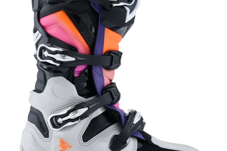 Seitenansicht des Alpinestars Tech 7 Stiefels in Schwarz, Grau, Orange und Magenta, entwickelt für maximalen Offroad-Schutz.
