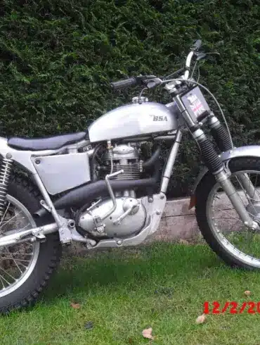 BSA B40 Trials Special von 1963 mit silbernem Tank und schlanken Trial-Komponenten im Freien