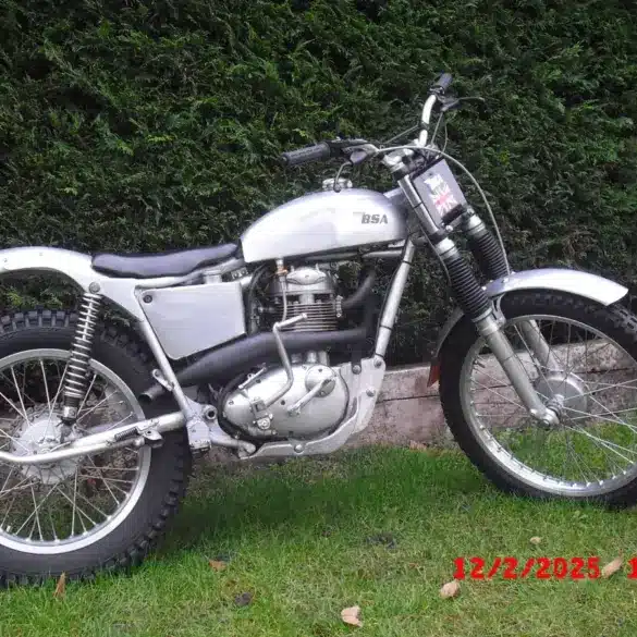 BSA B40 Trials Special von 1963 mit silbernem Tank und schlanken Trial-Komponenten im Freien