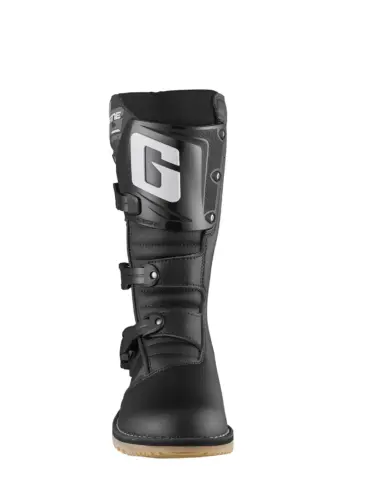 Gaerne BALANCE XTR Trial-Leichtstiefel, Vorderansicht, schwarze Ausführung mit Schienbeinplatte und drei Schnallen.