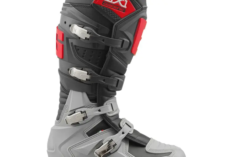 Seitenansicht des Gaerne GX1 Offroad-Stiefels mit grauen, schwarzen und roten Designelementen sowie vier Verschlussschnallen.