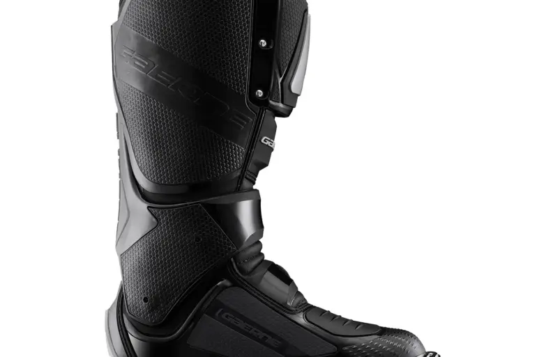 Seitliche Ansicht des schwarzen Gaerne SG12 Offroad-Stiefels mit robuster Bauweise und Schutzsystemen.