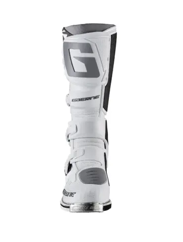 Frontansicht eines weißen Gaerne SG12 Offroad-Stiefels mit robusten Schnallen und Schutzplatten.