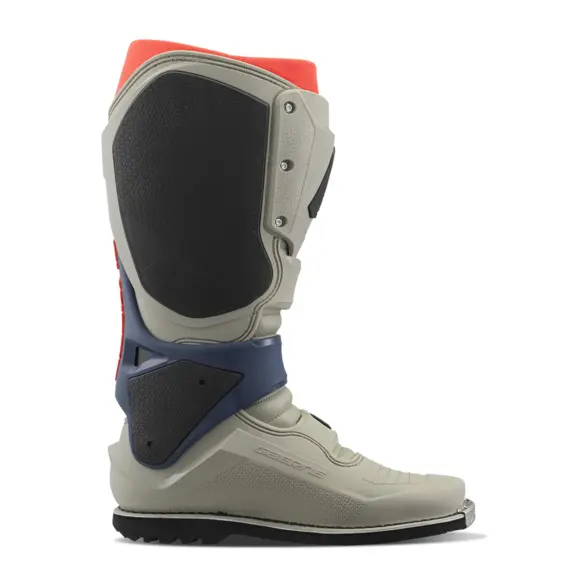 Gaerne SG22 GORE-TEX® ENDURO Motorradstiefel in der Seitenansicht, beige mit robusten Protektoren.