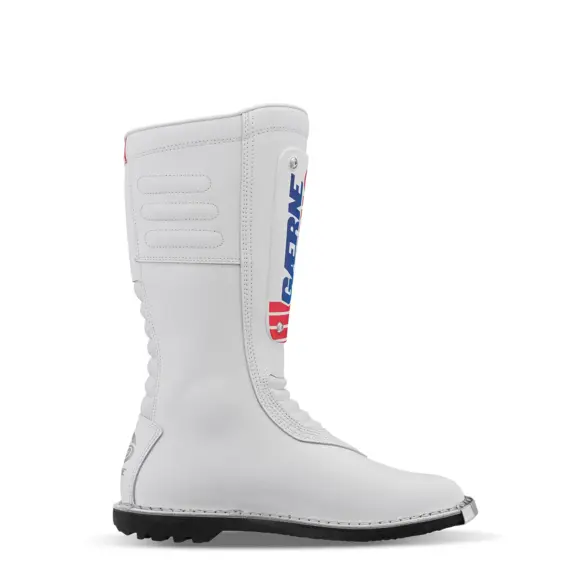 Seitenansicht des GMX MACH 80 Offroad-Stiefels von Gaerne in Weiß mit Frontplatte und Profilsohle.