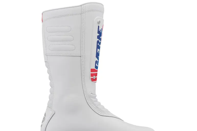 Seitenansicht des GMX MACH 80 Offroad-Stiefels von Gaerne in Weiß mit Frontplatte und Profilsohle.