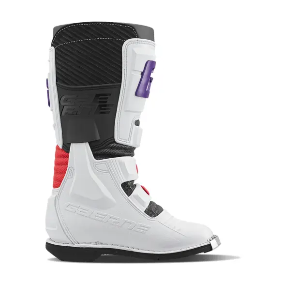 Gaerne GXJ WHITE/RED/PURPLE Motocross-Stiefel in Seitenansicht vor weißem Hintergrund