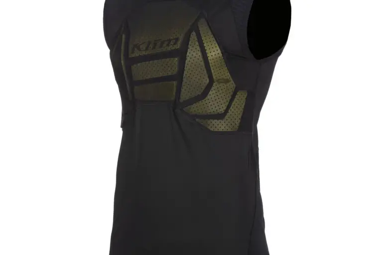 KLIM Tactical Vest in Schwarz mit perforierten XRD-Protektoren für Brust und Rücken.