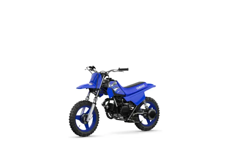 Yamaha PW50 in Blau, kindgerechtes Motocross-Motorrad auf weißem Hintergrund
