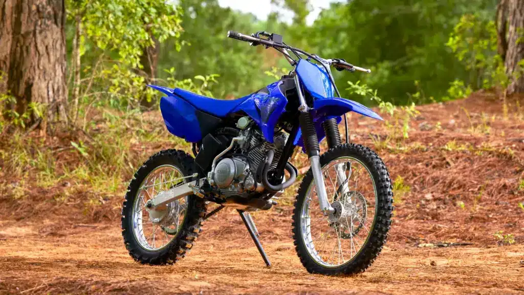 Yamaha TT-R125 Offroad-Motorrad in blauer Lackierung auf Waldweg