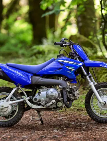 Yamaha TT-R50 Kinder-Motocross-Bike in Blau, geparkt auf einem Waldweg