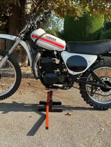 Yamaha YZ 360B Monoshock 1975, restauriertes Offroad-Motorrad, seitliche Gesamtansicht auf einem Ständer