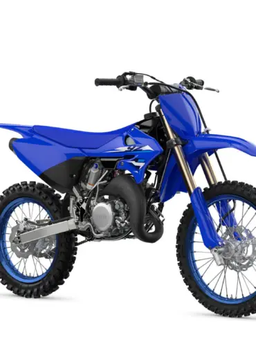 Yamaha YZ250, Zweitakt-Motocross-Motorrad in Blau, Seitenansicht, stehend auf weißem Hintergrund