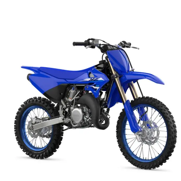 Yamaha YZ250, Zweitakt-Motocross-Motorrad in Blau, Seitenansicht, stehend auf weißem Hintergrund