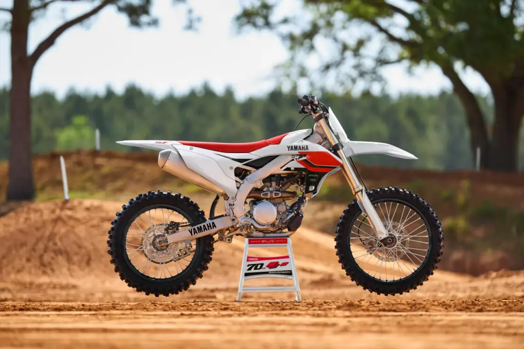 Yamaha YZ250F 70th Anniversary Edition in Weiß-Rot im Profil auf einer Motocross-Strecke