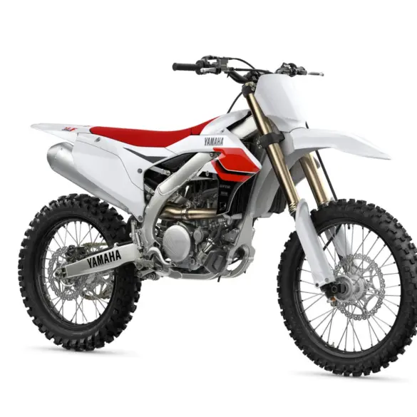 Yamaha YZ250F 70th Anniversary Edition 2024, weiß-rotes Motocross-Motorrad mit speziellen Grafiken, Seitenansicht.