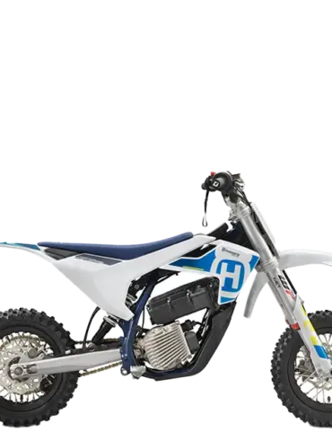 Seitenansicht der Husqvarna EE 3 2024, einem elektrischen Motocross-Motorrad für Kinder mit sportlichem Offroad-Design.