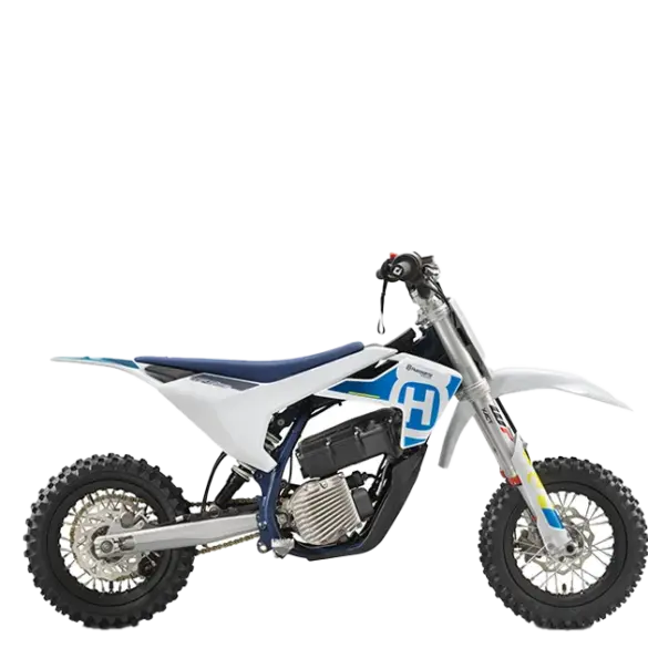 Seitenansicht der Husqvarna EE 3 2024, einem elektrischen Motocross-Motorrad für Kinder mit sportlichem Offroad-Design.