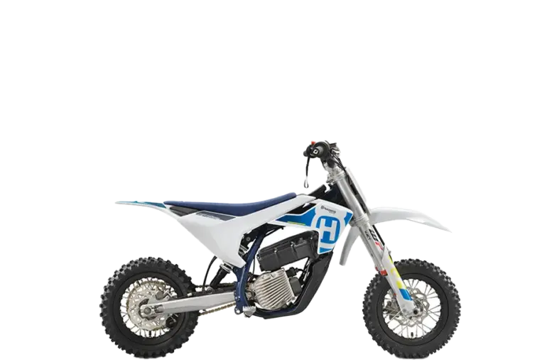 Seitenansicht der Husqvarna EE 3 2024, einem elektrischen Motocross-Motorrad für Kinder mit sportlichem Offroad-Design.