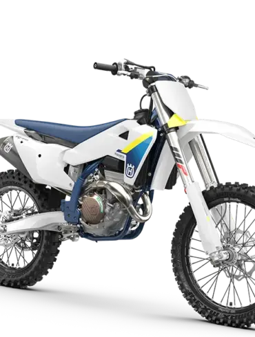 Seitenansicht der Husqvarna FC 350 2025, Motocross-Motorrad mit blauer Sitzbank und weiß-blau-gelbem Bodywork auf Stollenreifen.