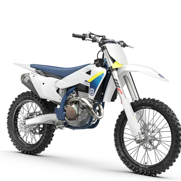 Seitenansicht der Husqvarna FC 350 2025, Motocross-Motorrad mit blauer Sitzbank und weiß-blau-gelbem Bodywork auf Stollenreifen.