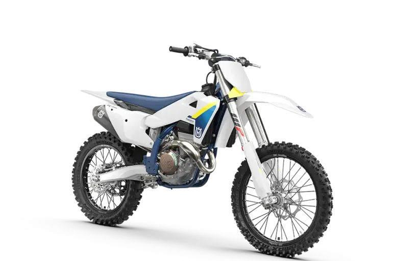 Seitenansicht der Husqvarna FC 350 2025, Motocross-Motorrad mit blauer Sitzbank und weiß-blau-gelbem Bodywork auf Stollenreifen.
