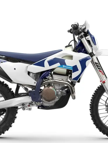 Husqvarna FE 350 2026 Enduro-Motorrad in Seitenansicht, weiß-blaues Design, Stollenreifen, moderner Rahmen.