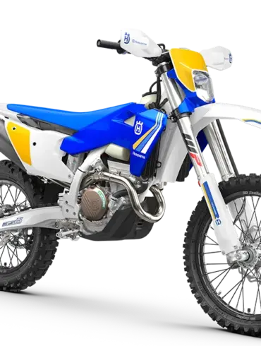 Seitenansicht der Husqvarna FE 350 Heritage 2025 mit blauer Kühlerverkleidung, blauem Sitz und gelben Grafikelementen vor weißem Hintergrund.