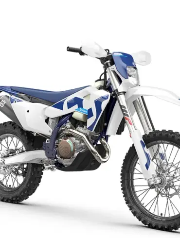 Husqvarna FE 450 2026 Enduro-Motorrad in Weiß-Blau, stehend auf weißem Hintergrund.
