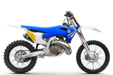 Husqvarna TC 250 Heritage 2025 Motocross-Motorrad in blauer und weißer Heritage-Lackierung seitlich fotografiert