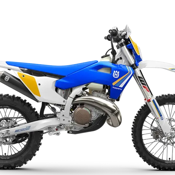Seitenansicht der Husqvarna TE 300 Heritage mit blauer Sitzbank und markanten Heritage-Grafiken.