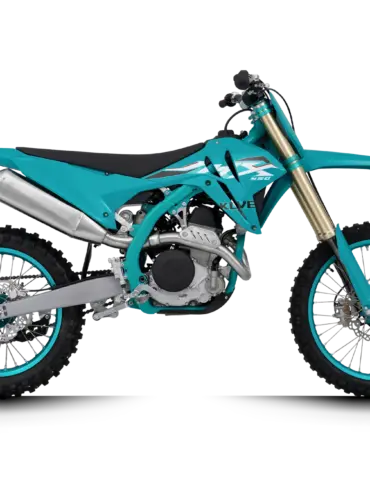 Kove MX450 Motocross-Motorrad in türkis, Seitenansicht auf weißem Hintergrund
