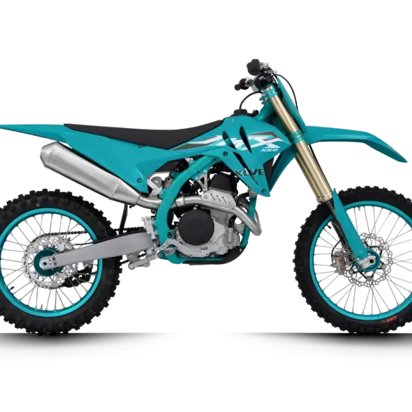 Kove MX450 Motocross-Motorrad in türkis, Seitenansicht auf weißem Hintergrund
