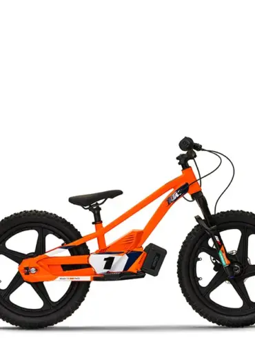 Seitenansicht der KTM SX-E 1.20, ein orangefarbenes elektrisches Balance-Bike für Kinder mit schwarzen Details und KTM-Grafik