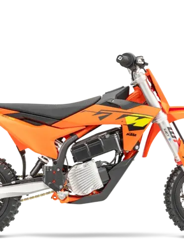 Seitenansicht einer KTM SX-E 3 2025, orangefarbenes elektrisches Kinder-Motocross-Motorrad auf weißem Hintergrund