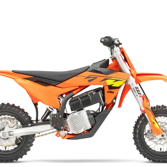 Seitenansicht einer KTM SX-E 3 2025, orangefarbenes elektrisches Kinder-Motocross-Motorrad auf weißem Hintergrund