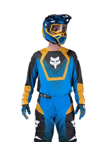 Motorradfahrer trägt das 180 Collect — Blue Set bestehend aus blauem Jersey, Hose, Handschuhen und Helm.
