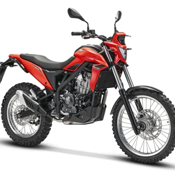 Beta Alp 4.0 in Rot, moderne Enduro mit LED-Scheinwerfer und Stollenreifen