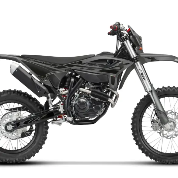 Seitenansicht der Beta RR 4T 125 T X Special Edition, einem modernen Enduro-Motorrad in Grau und Schwarz.