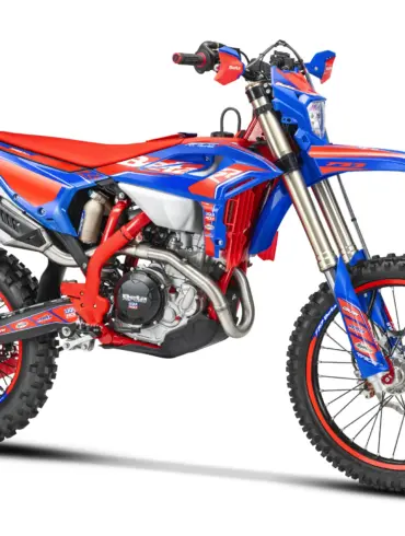 Beta RR 4T Race 350–480 MY 2026 Enduro-Motorrad in sportlicher Racing-Lackierung, Seitenansicht, auf weißem Hintergrund.