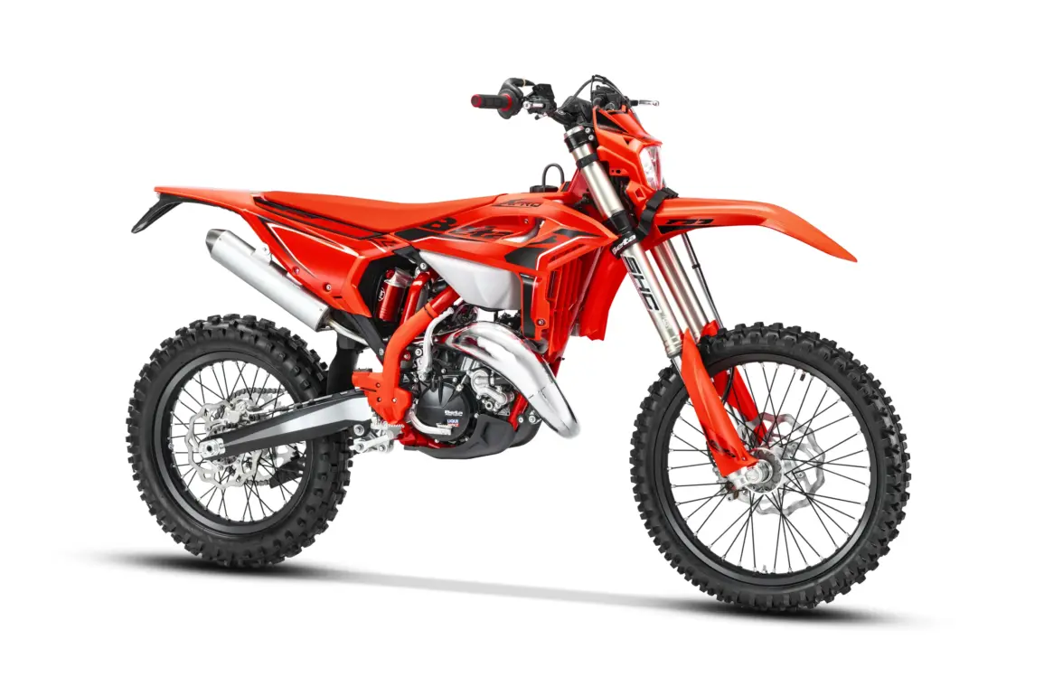 Beta RR X-PRO 125 2T 2026 Seitenansicht, sportliche Enduro in Rot mit moderner Ausstattung