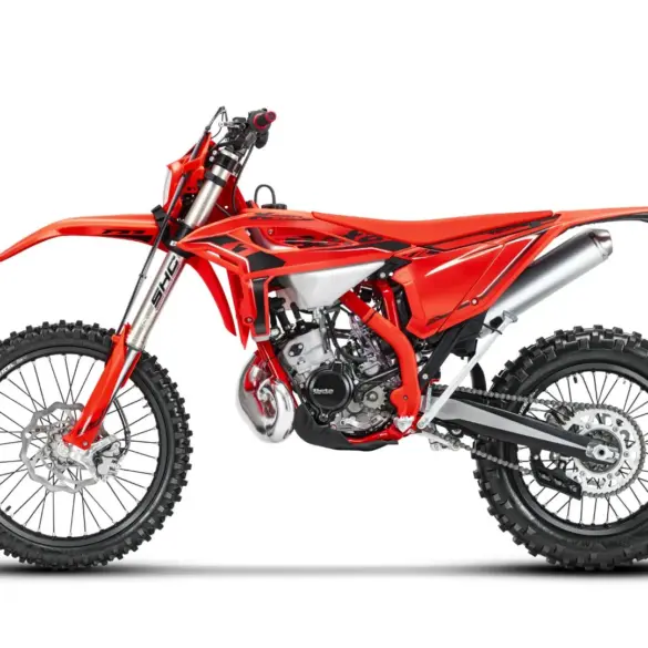 Beta RR X-PRO 2T 200 Enduro 2026 in Rot, Seitenansicht auf weißem Hintergrund, zeigt Motor, Fahrwerk und Sport-Design.