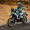 Adventure-Motorrad CFMoto 800MT-X auf Asphaltstraße mit Fahrer in voller Schutzkleidung