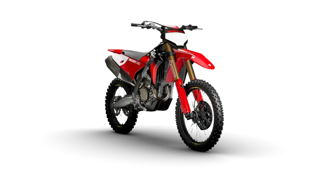 Ducati Desmo450 MX Factory Motocross-Motorrad in Rot mit Titan-Auspuffanlage, von schräg vorne auf schwarzem Hintergrund.