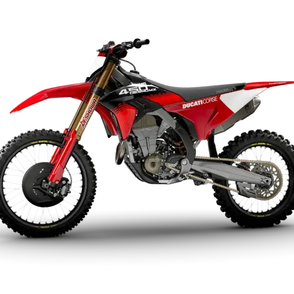 Ducati Desmo450 MX Factory Motocross-Motorrad in roter Werkslackierung, Seitenansicht auf schwarzem Hintergrund