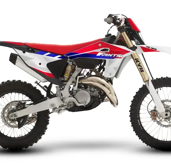 Fantic XE 125 2026 Enduro-Motorrad in Seitenansicht, sportliches Design in Rot, Blau und Weiß.